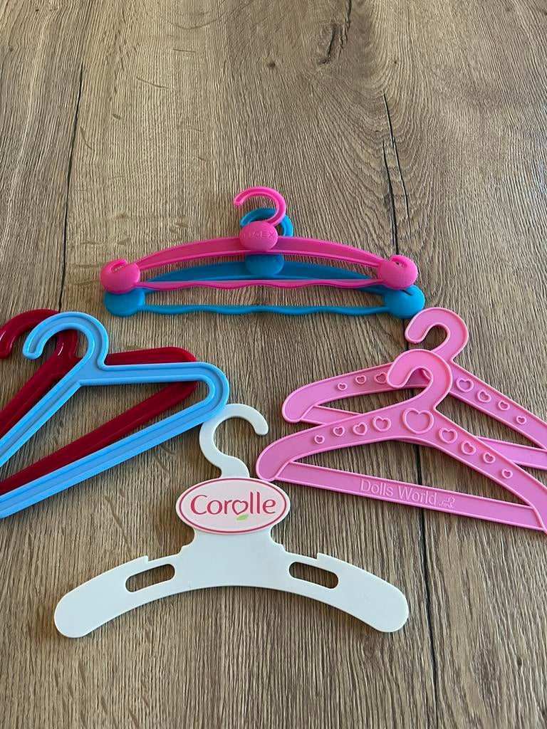 7 kapstokjes voor poppenkleertjes, Ophalen of Verzenden, Gebruikt, Babypop