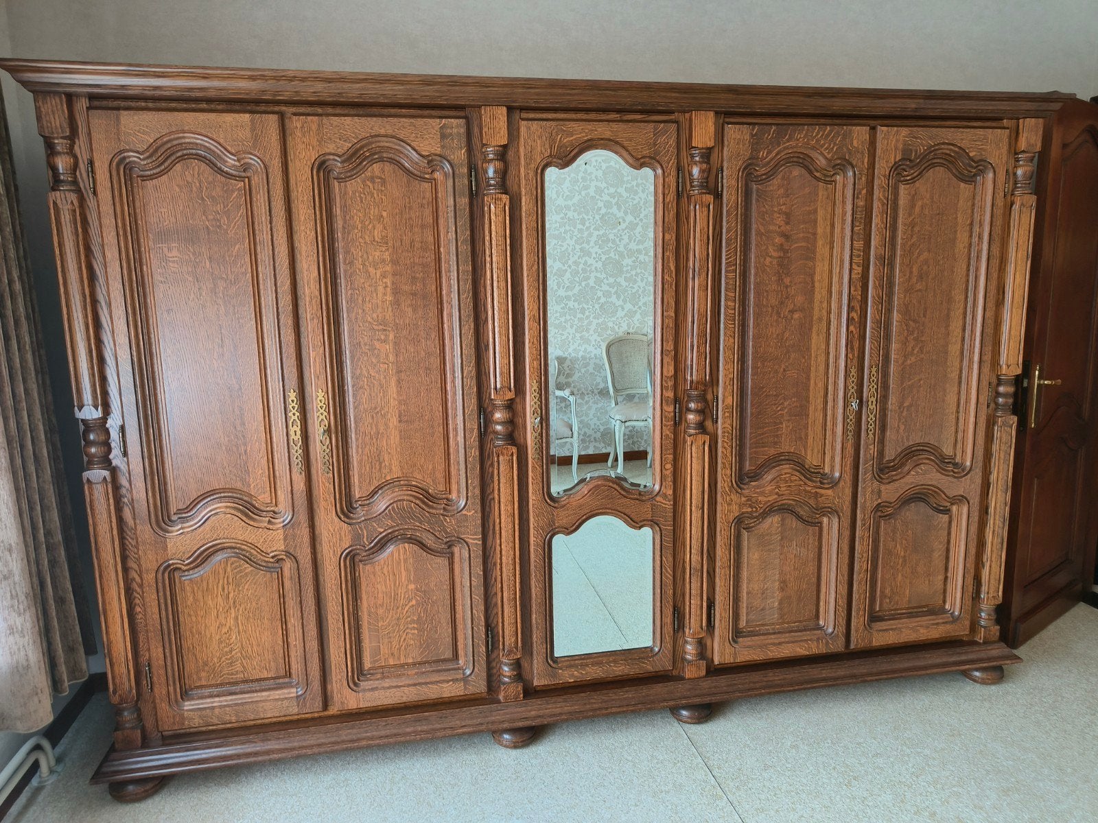 eiken kleerkast met 5 deuren en spiegel, Huis en Inrichting, Slaapkamer | Complete slaapkamers, Ophalen, Zo goed als nieuw, Klassiek