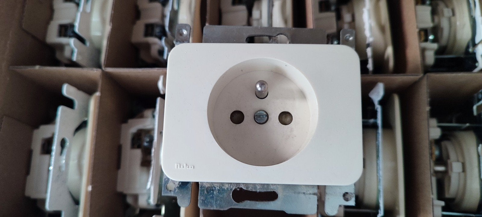Lot de 10 prises électriques Niko, Enlèvement