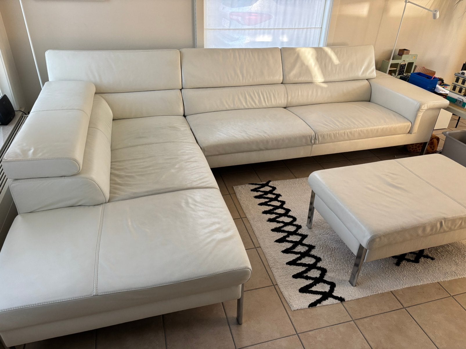 Witte zetel belform met bijhorende pouf, Ophalen, Gebruikt, Leer, Modern