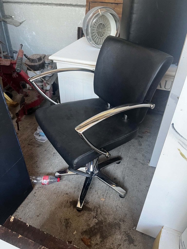 Kappersstoel zwart, Ophalen, Zo goed als nieuw, Zwart, Eén