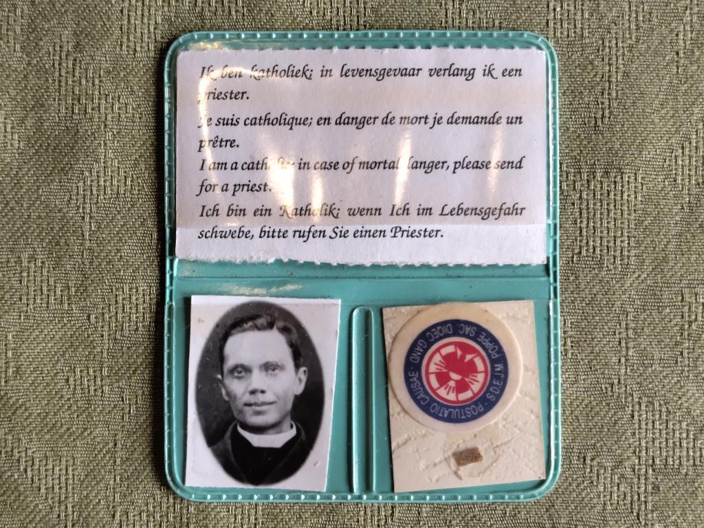 Etui met foto en relikwie van pr. Eduard Poppe, Ophalen of Verzenden
