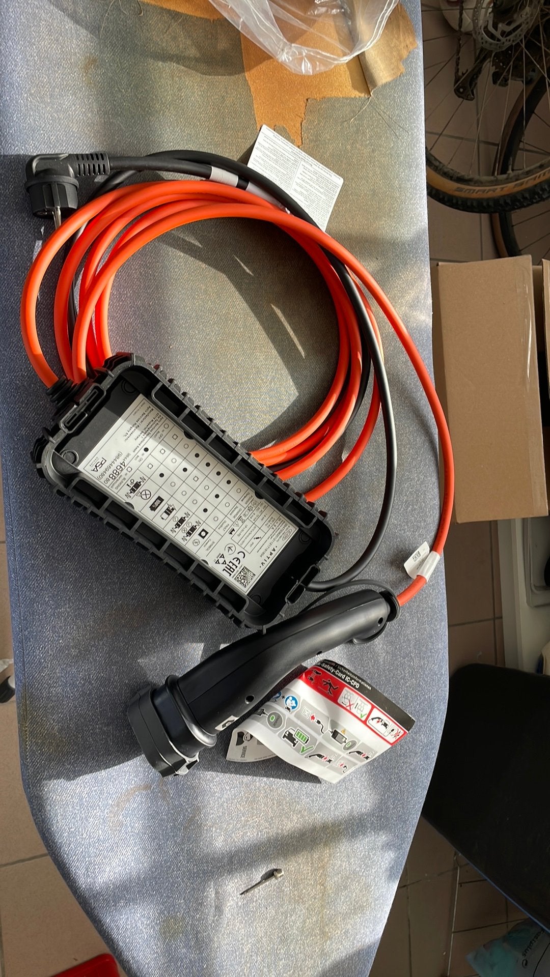 Chargeur EV avec prise à l'état neuf, Enlèvement