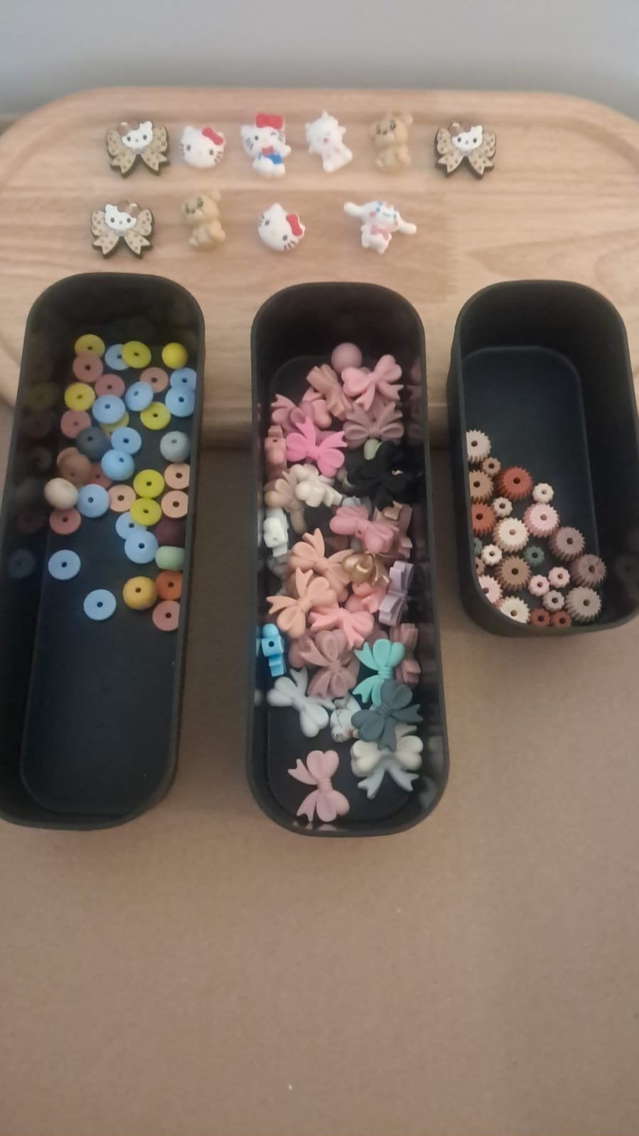 1 lot focal beads Hello Kitty + strikjes + schijfjes, Ophalen of Verzenden, Nieuw, Meerdere media, Kunst en Creatief
