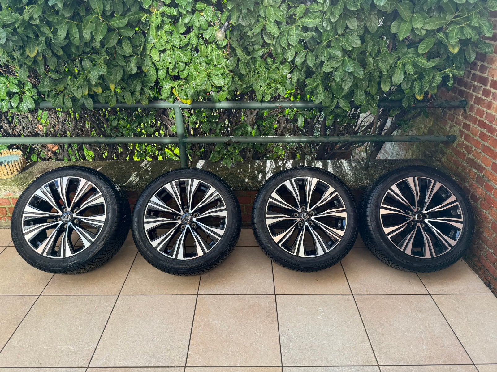 Pneus hiver Volvo r18 Nokian 235/45 – Excellent état, Autos : Pièces & Accessoires, Neuf, Pneus et Jantes, Pneus hiver, 18 pouces