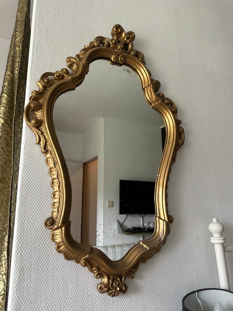 Miroir doré baroque, Enlèvement