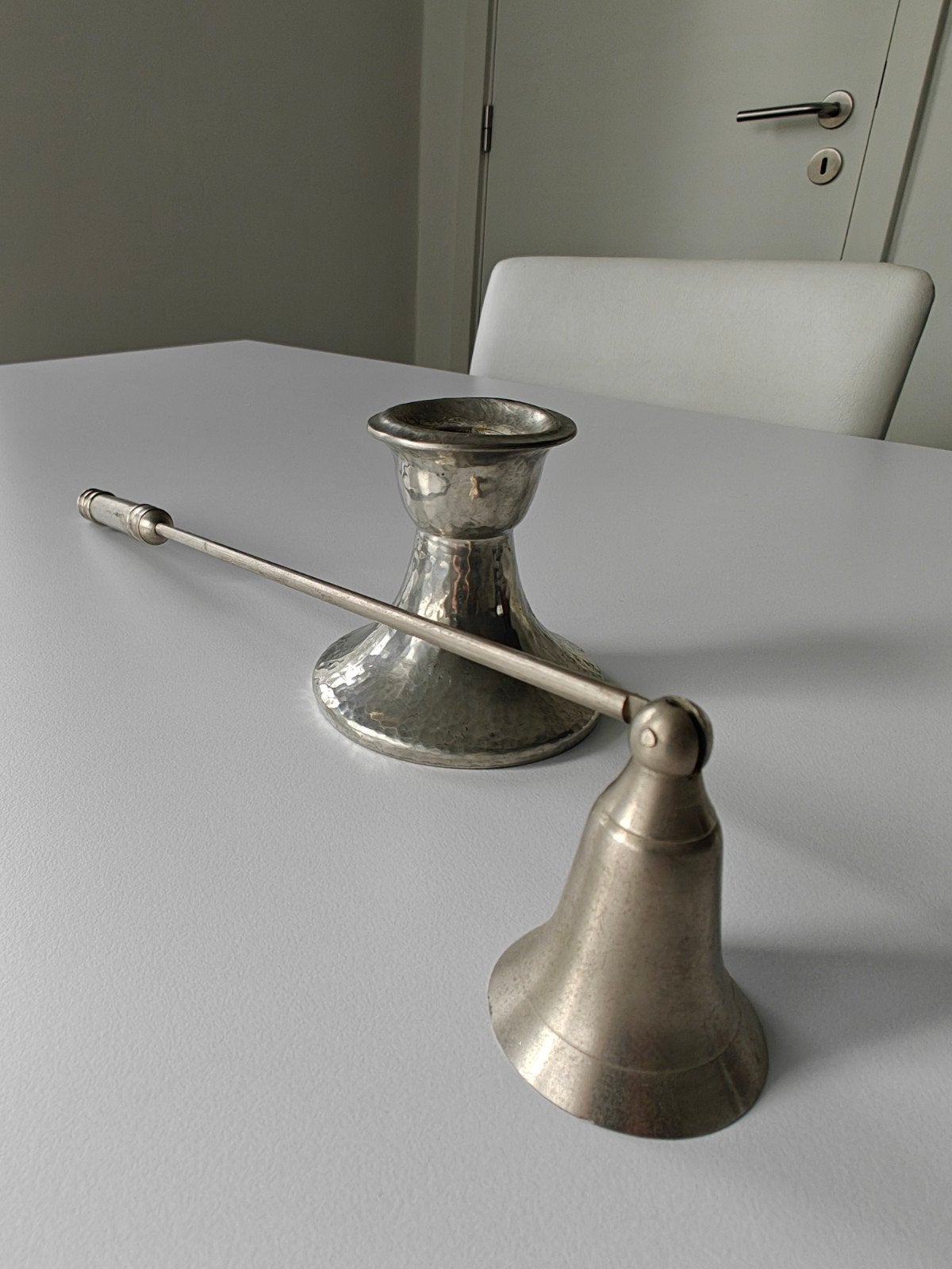 Kaarsenhouder en kaarsendover in tin., Antiek en Kunst, Ophalen of Verzenden, Overige materialen