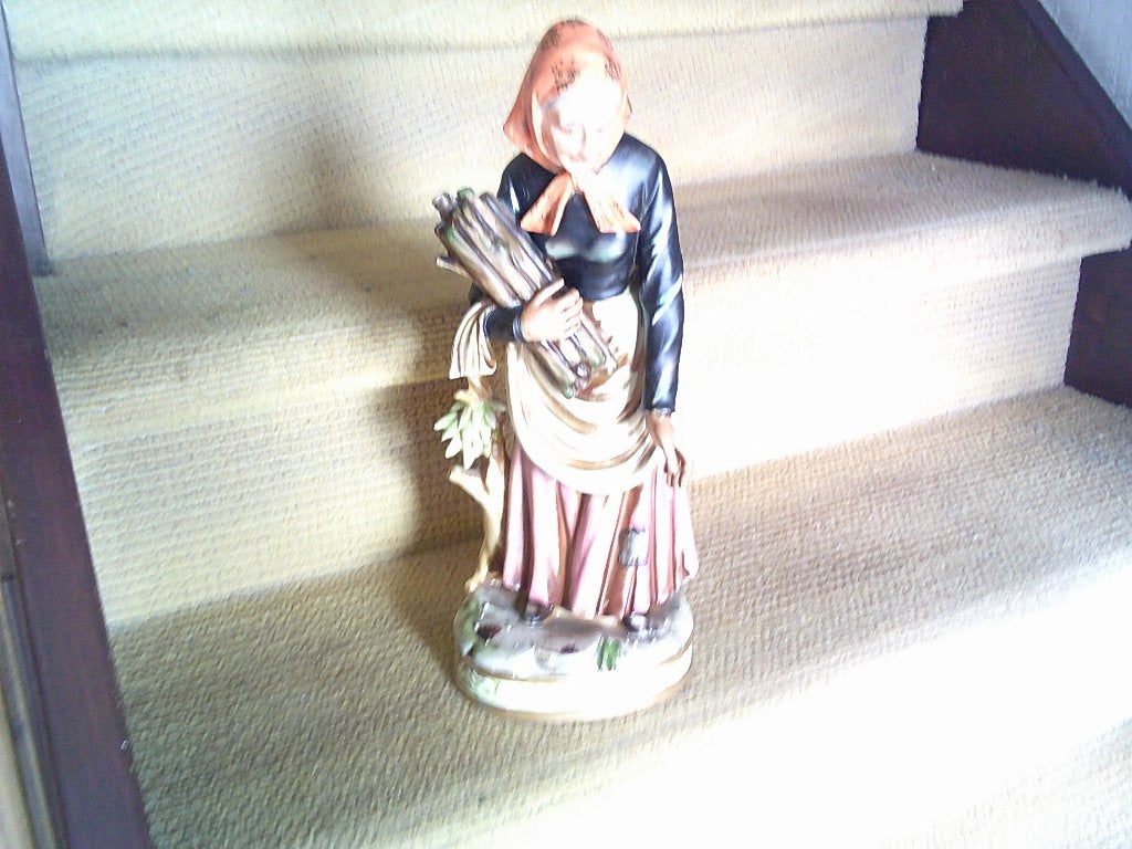groot biscuit beeld vrouwke die hout sprokkelt, Enlèvement, Comme neuf, Humain