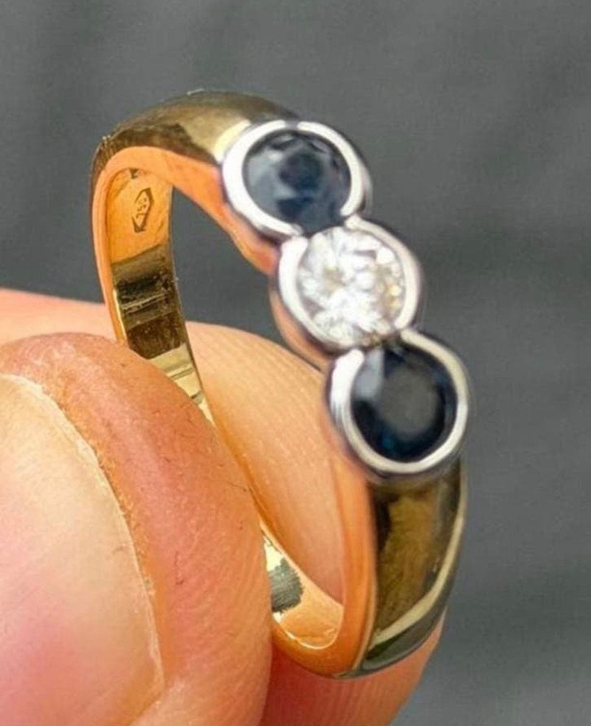 18K gouden ring met 1 natuurlijke diamant 2 blauwe saffieren, 18 tot 19, Geel, Ophalen of Verzenden, Met edelsteen