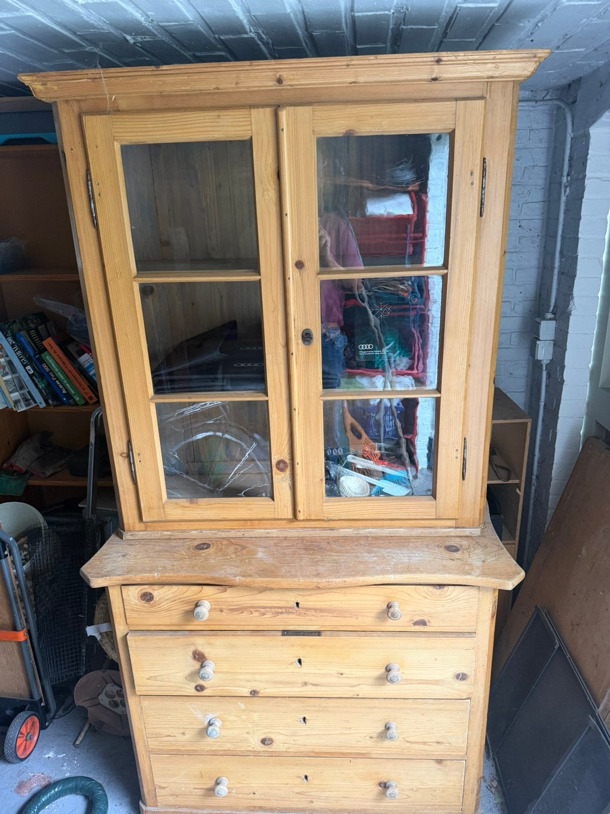 Oude grenen vitrine, Huis en Inrichting, Ophalen, Gebruikt, 100 tot 150 cm, Met lade(s)