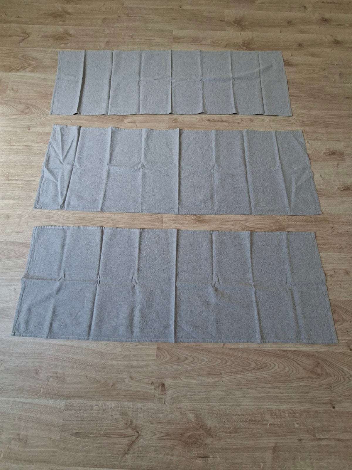 3 grijze tafellopers, Ophalen
