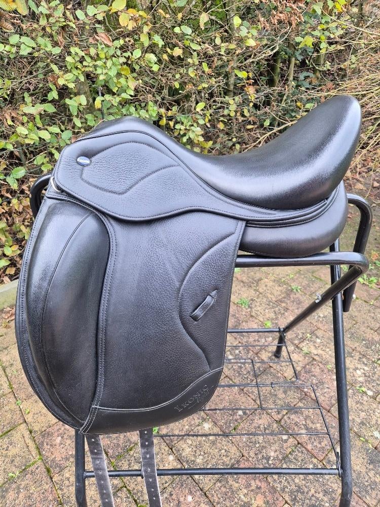 Ikonic Light Monoquarter 17' dressuurzadel, Dieren en Toebehoren, Ophalen of Verzenden, Zo goed als nieuw, Dressuur