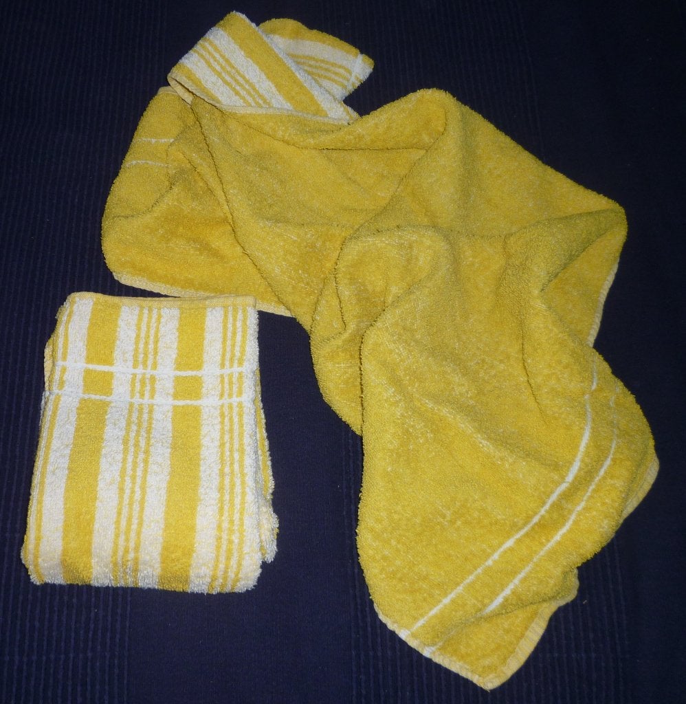 E1. Lot de 2 serviettes de bain de 90  45 cm., Ophalen of Verzenden, Gebruikt, Geel