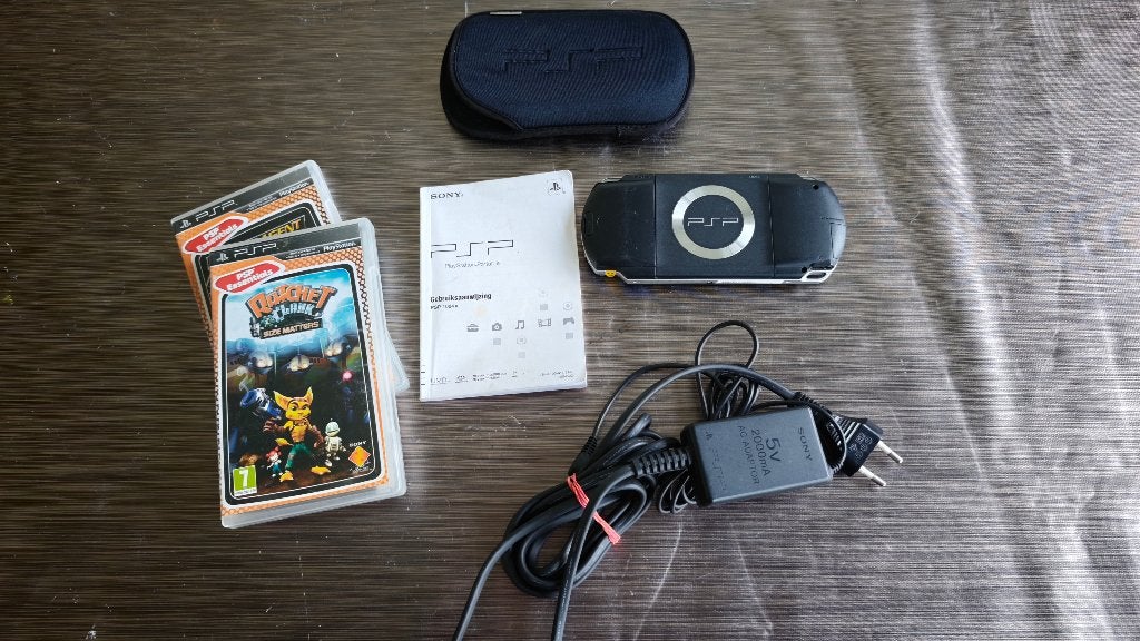 Sony PSP-1004 + Chargeur + Étui + Jeux, Enlèvement, Utilisé, Sony