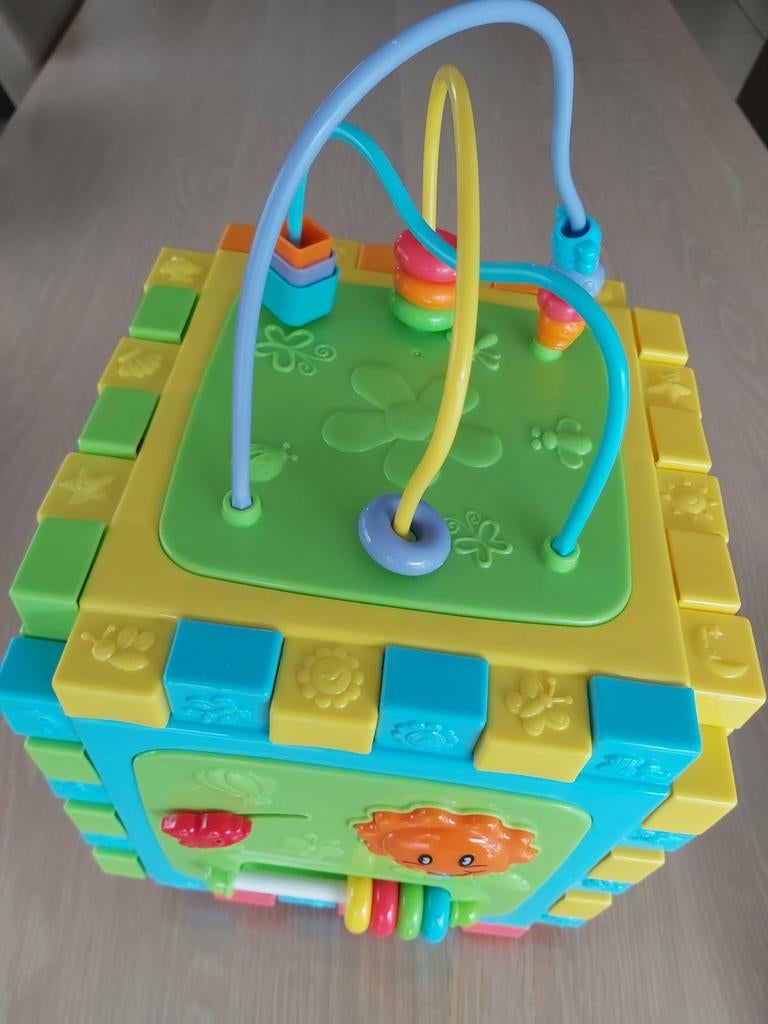 Activiteitenkubus in plastiek met veel kleuren, Enlèvement