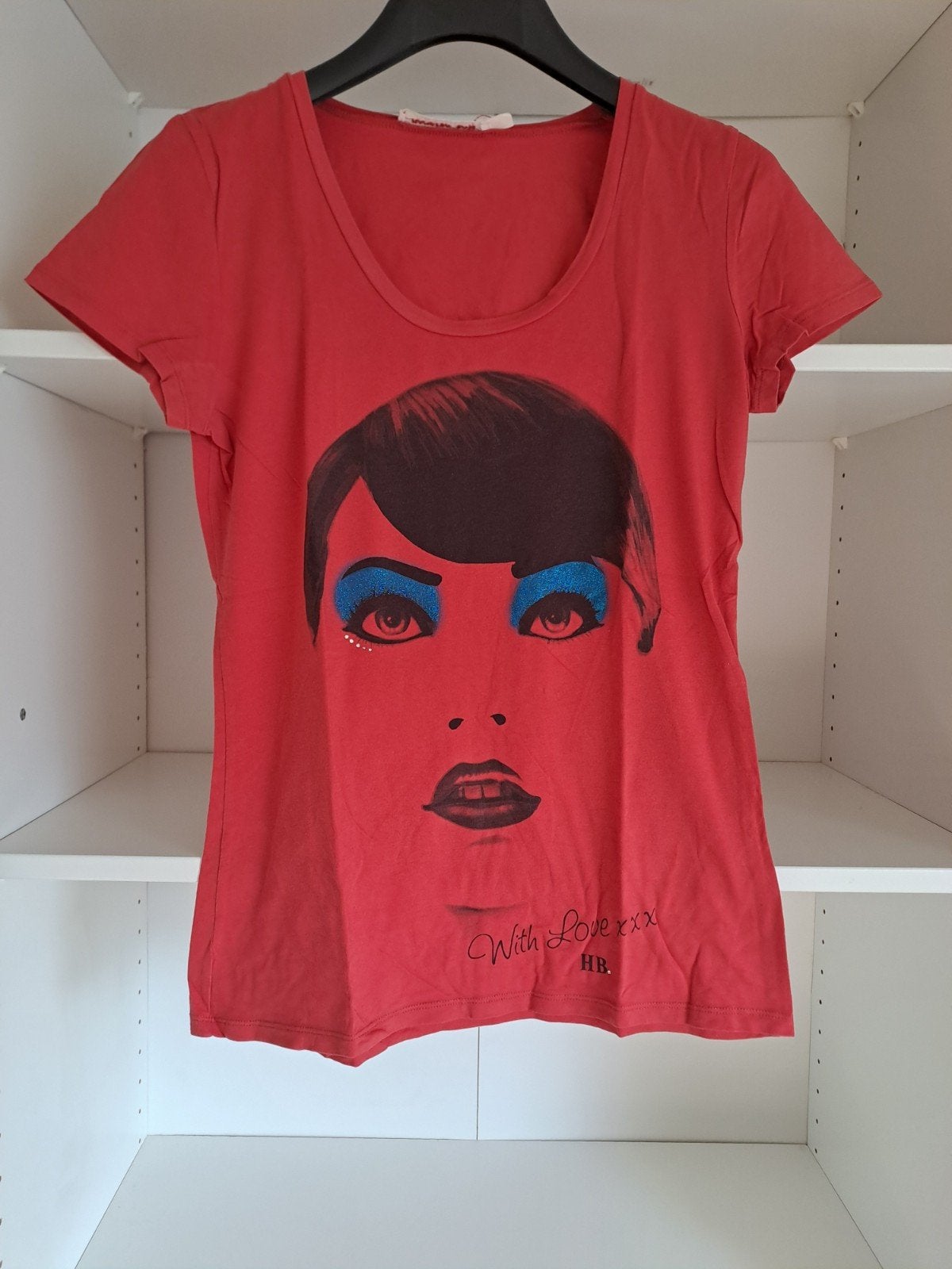 Mt M Rode T-shirt met vrouwengezicht, Rouge, Manches courtes, Taille 38/40 (M), Enlèvement ou Envoi