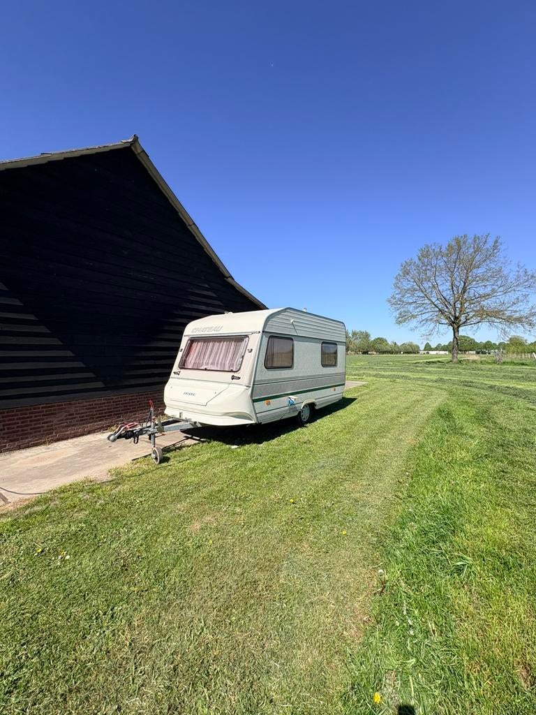 Leuke Chateau Caravan met inboedel (met luifel en zijwanden), Caravans en Kamperen, Caravans, Chateau, Treinzit, Dwarsbed, Particulier