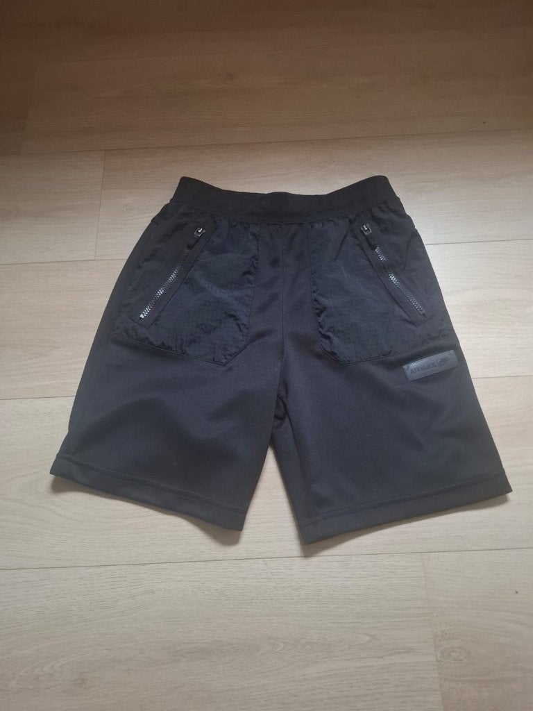 Short Nike Air Max noir taille 147-158, Enfants & Bébés, Pantalon, NIKE, Garçon ou Fille, Enlèvement ou Envoi