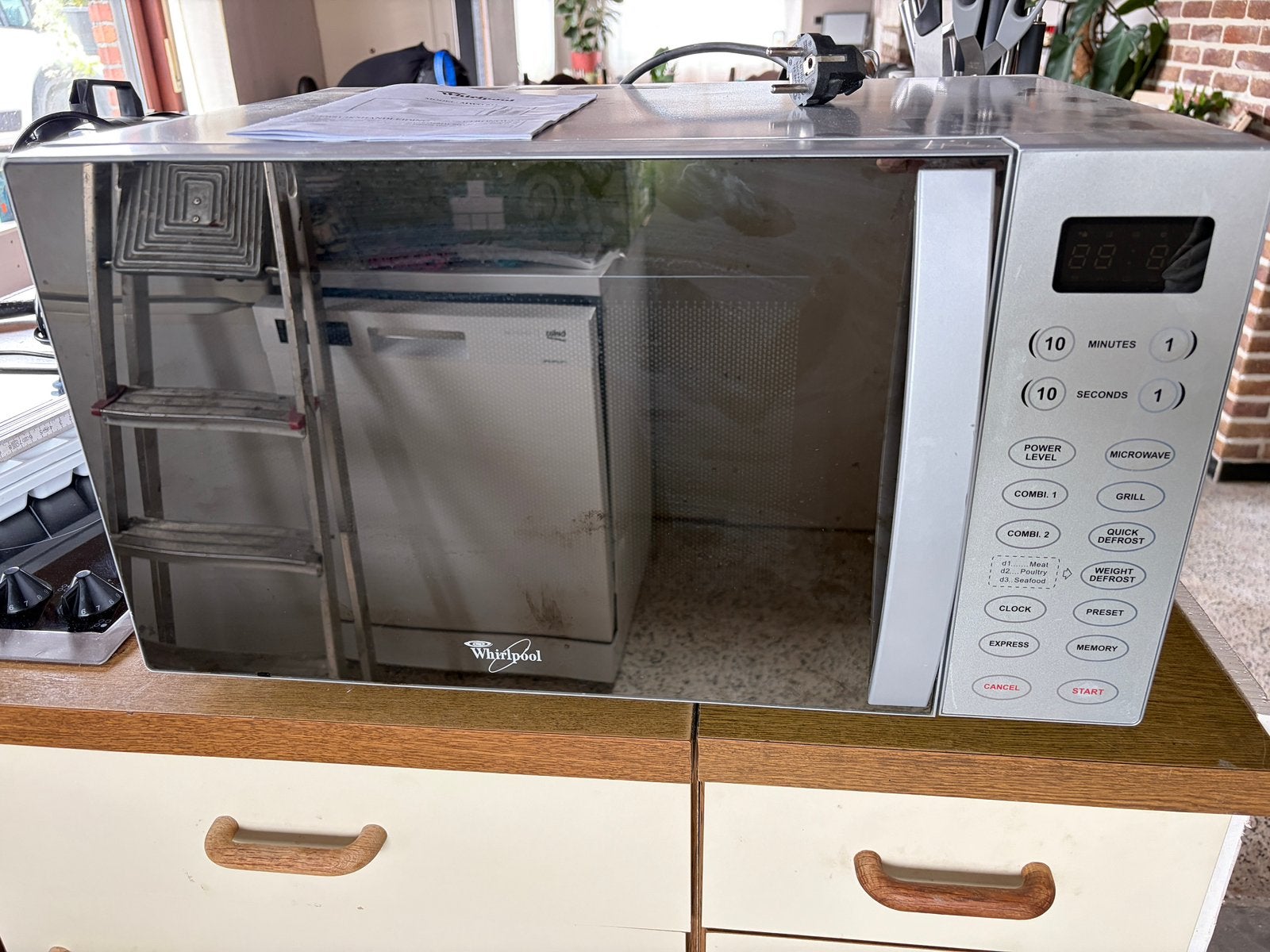 Whirlpool MWO 611 microgolfoven met grill, Elektronische apparatuur, Ophalen, Microgolfoven, Grill, Zo goed als nieuw