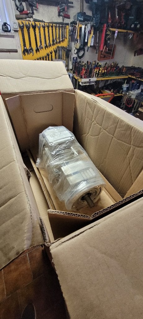 Motor SEW-EURODRIVE RF17 DRN71M4 (nieuwprijs 1174€, Doe-het-zelf en Bouw, Motoren, Ophalen, Nieuw, Elektromotor