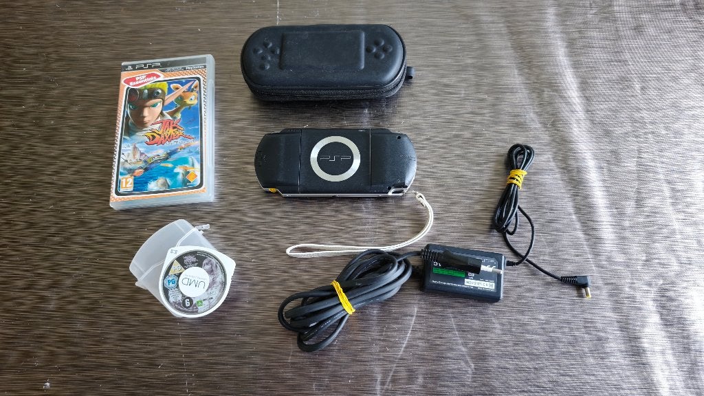Sony PSP-1004 + chargeur + étui + 2 jeux, Enlèvement, Utilisé, Sony
