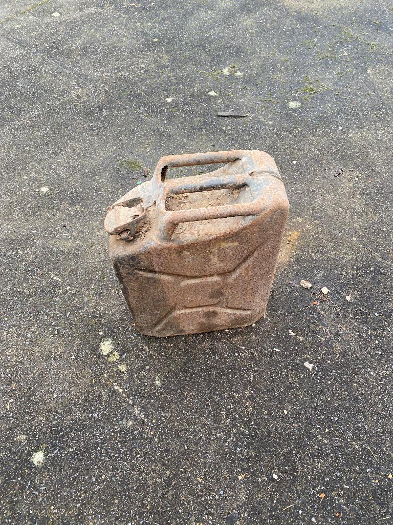Jerrycan leger, Ophalen