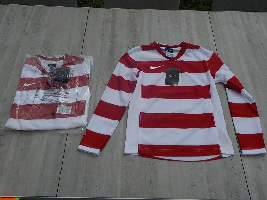 Nike Boys XS voetbalshirt longsleeve wit rood maat 116-128, Kinderen en Baby's, Kinderkleding | Maat 122, Jongen of Meisje, Ophalen of Verzenden