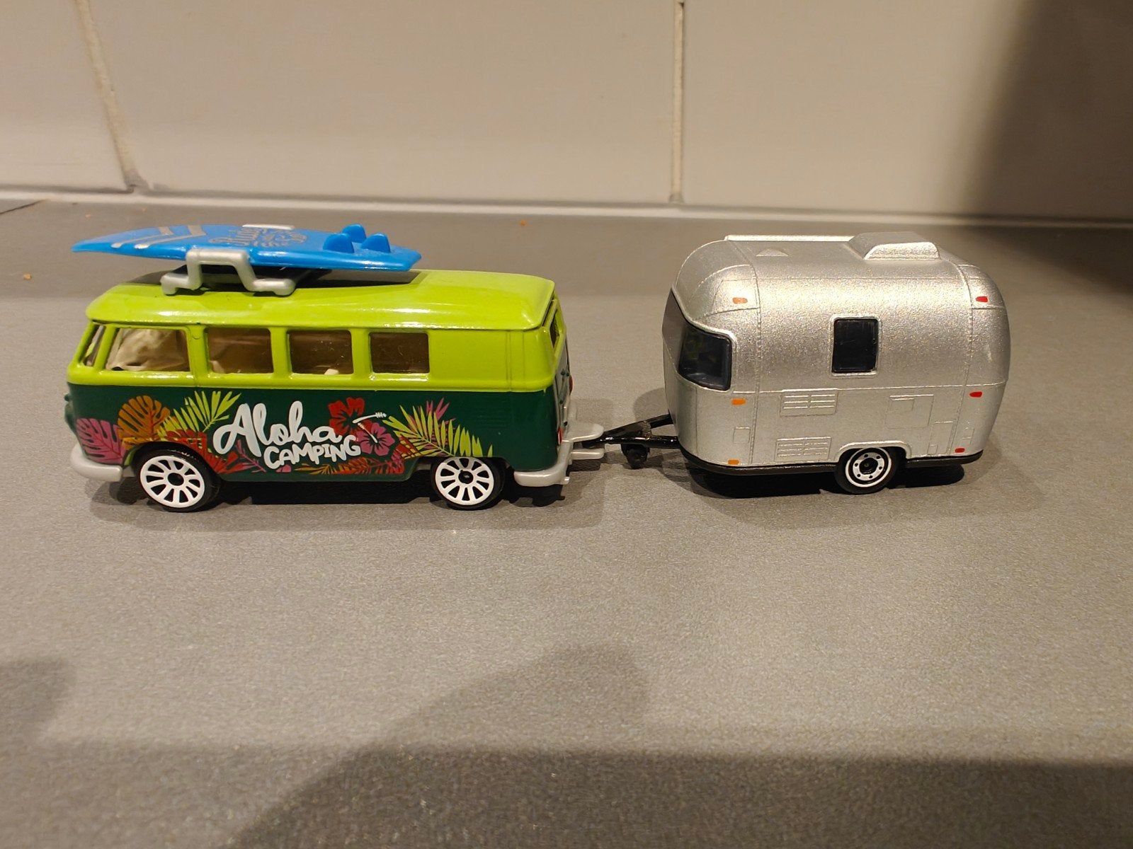 Majorette Volkswagen t1 bus and airstream caravan, Hobby & Loisirs créatifs, Voitures miniatures | 1:87, Enlèvement ou Envoi, Majorette