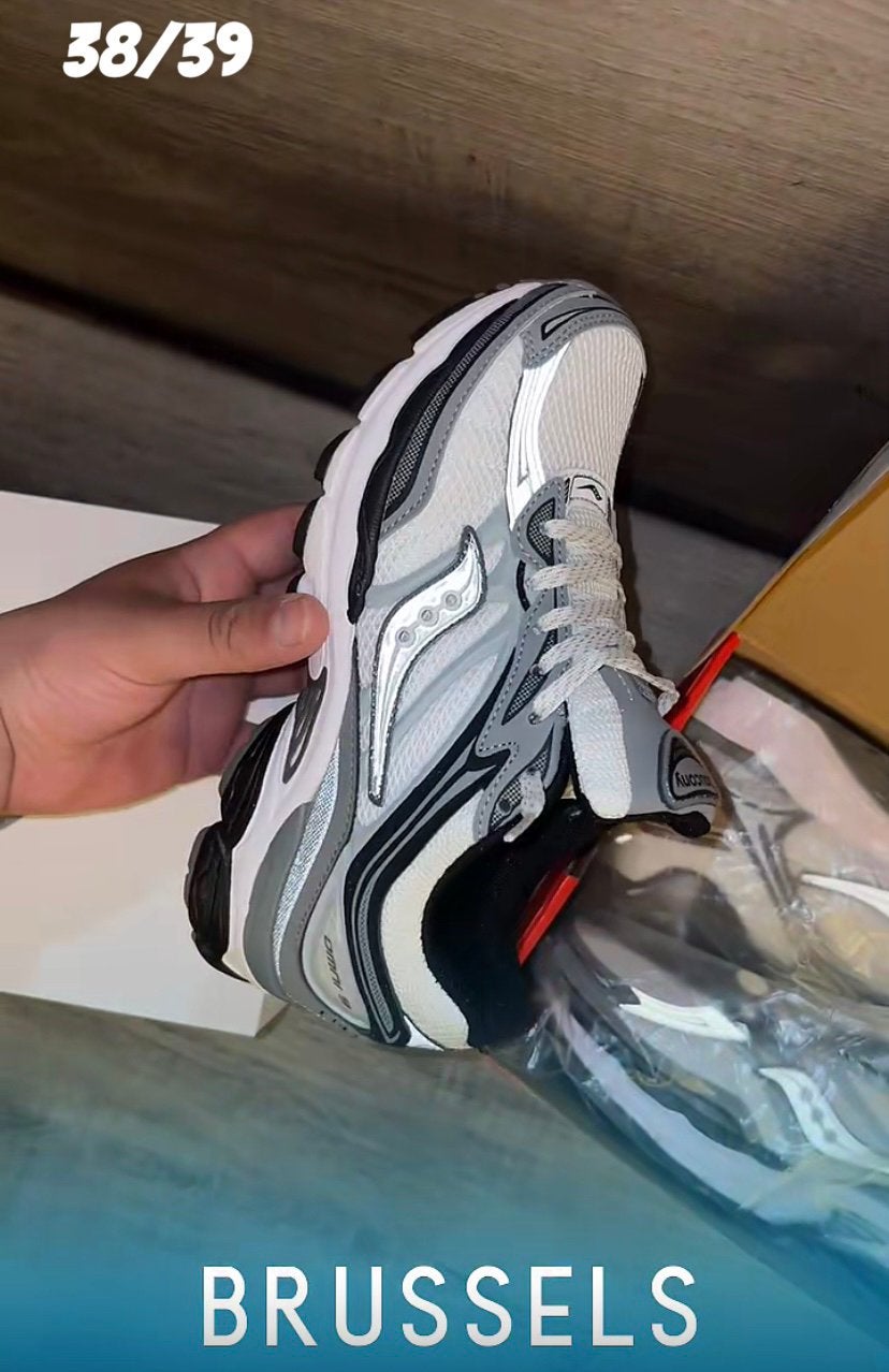 Saucony Omni 9, Wit, Ophalen of Verzenden, Zo goed als nieuw, Sneakers