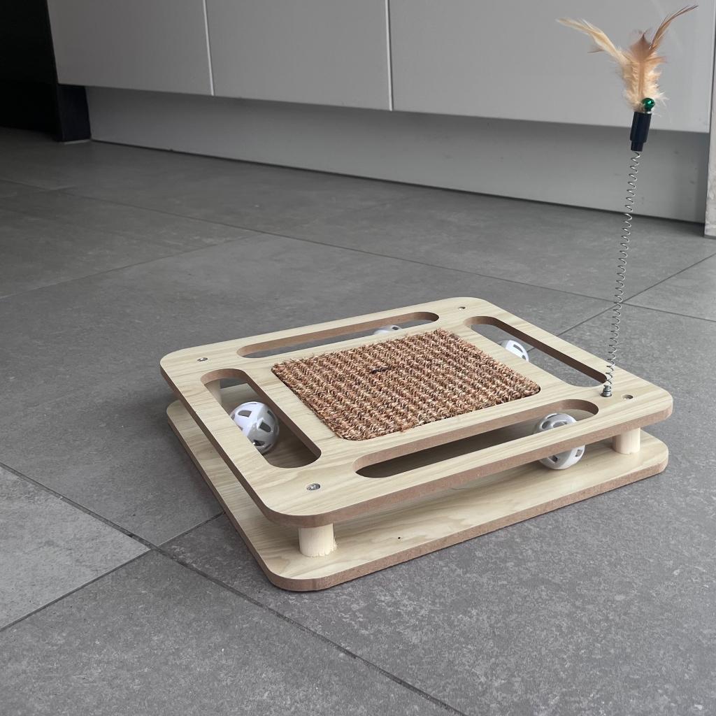 Houten kattenspeeltje met krabmat, balletjes & veer – nieuw, Animaux & Accessoires, Jouets pour chats, Enlèvement, Neuf, Autres jouets