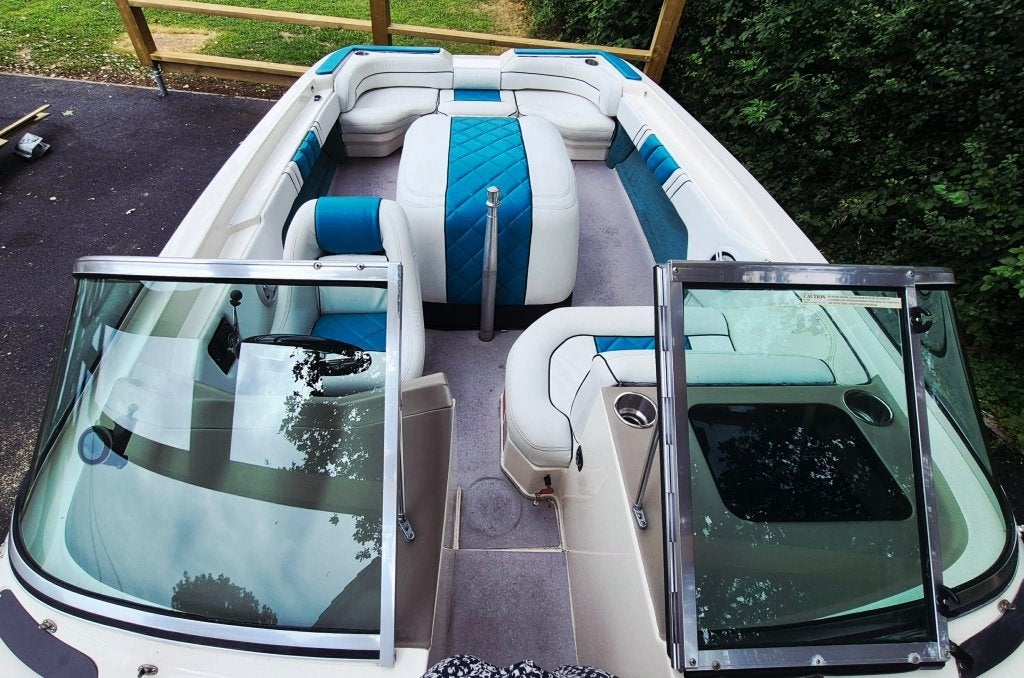 Sea Ray-boot aan boord, Gebruikt, Binnenboordmotor, Viertaktmotor, 240 pk