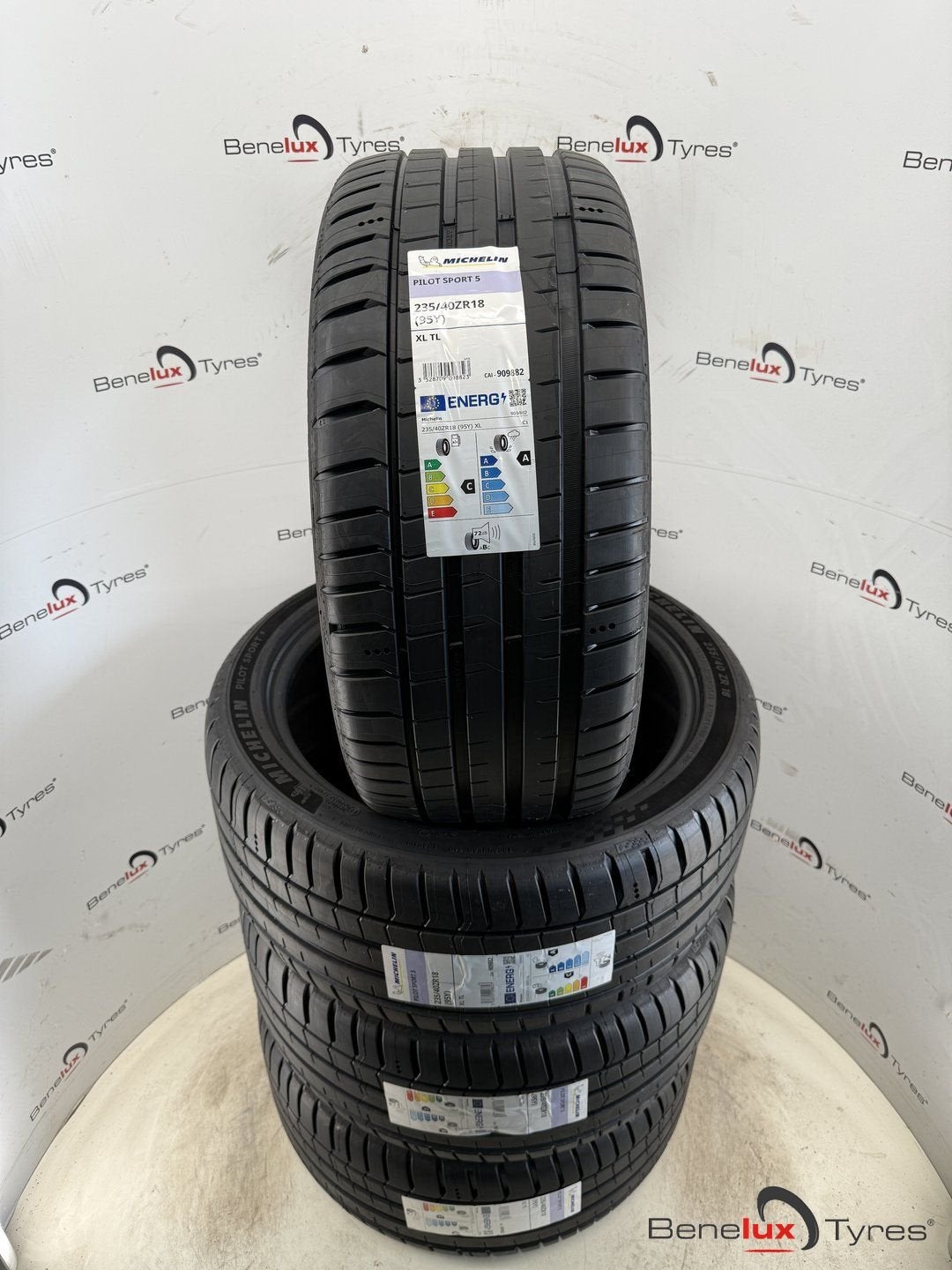 NIEUW 235/40ZR18 235/40R18 235/40 ZR18 R18 235/40/18 2354018, Auto-onderdelen, Ophalen, 18 inch, -, -