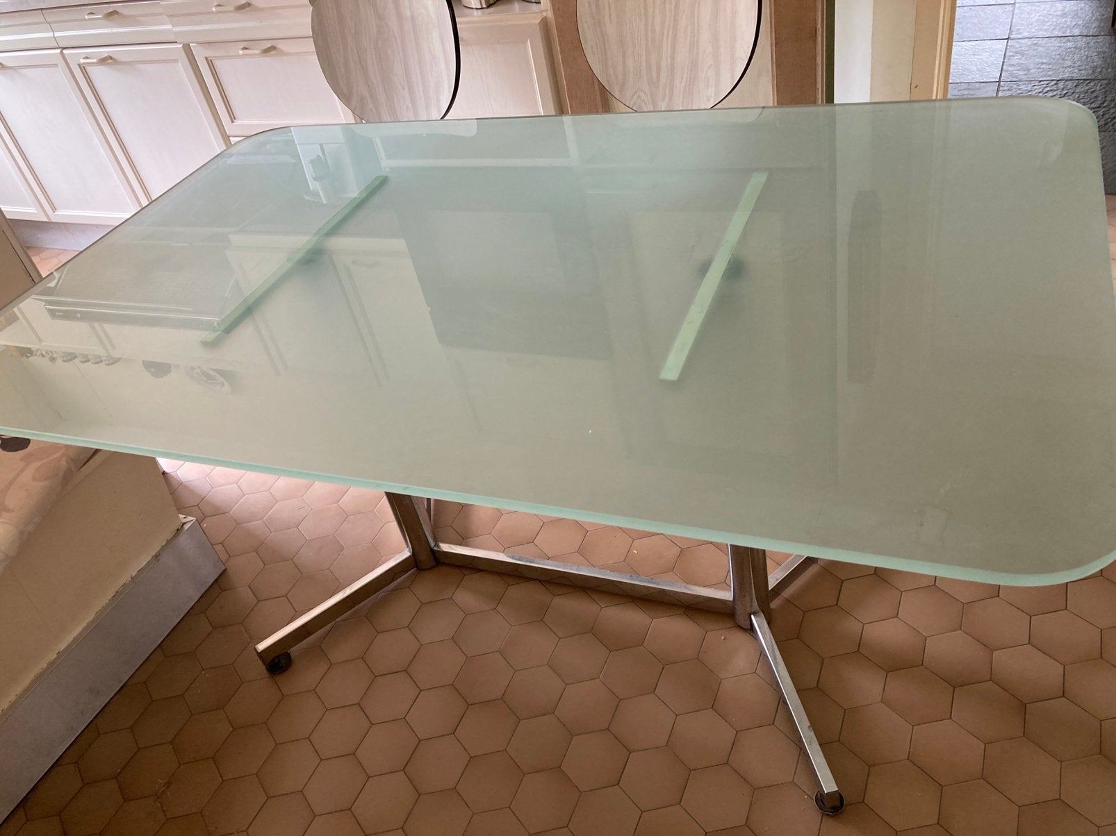 Table verre avec piedd chromes, Maison & Meubles, Enlèvement, Verre