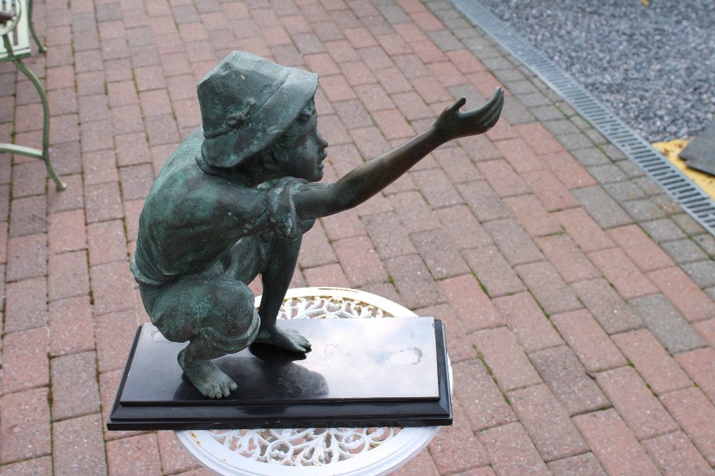 garçon au chapeau en bronze sur socle ., Enlèvement ou Envoi, Comme neuf, Autres matériaux, Homme