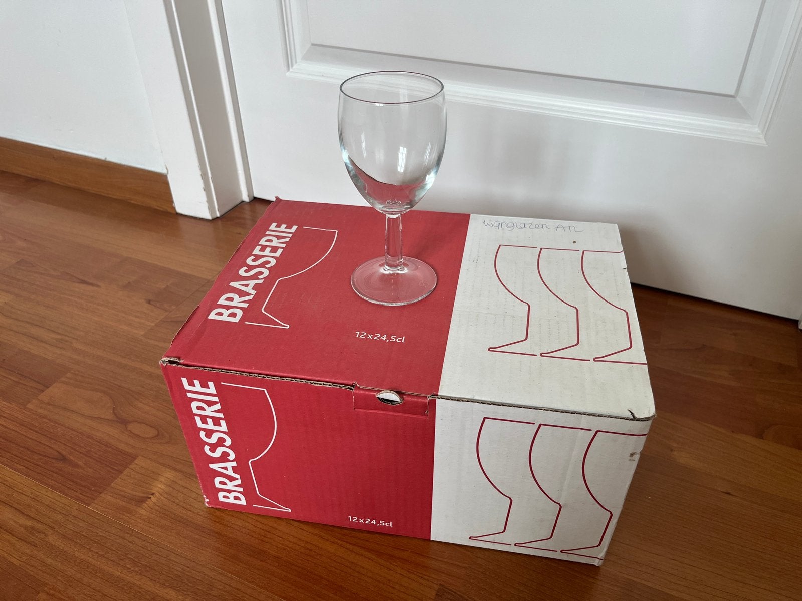 Volledige doos basic wijnglazen, Verzamelen, Glas en Drinkglazen, Ophalen, Zo goed als nieuw