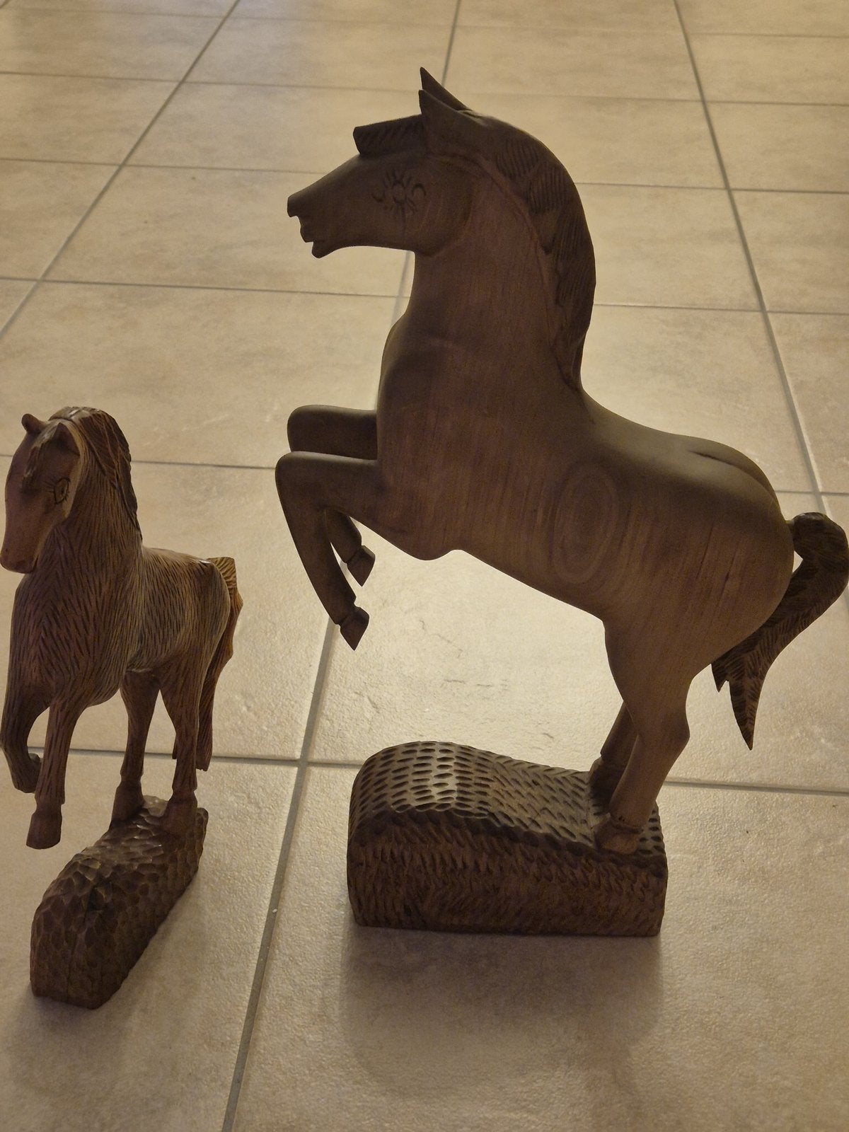 Handgesneden houten paardenbeelden – set van 2, Antiquités & Art, Art | Sculptures & Bois, Enlèvement ou Envoi