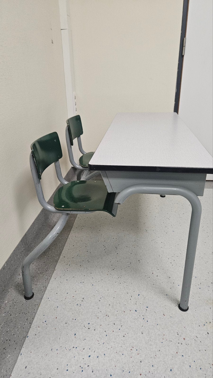 Banc d'écolier, Enlèvement, Chaise(s)