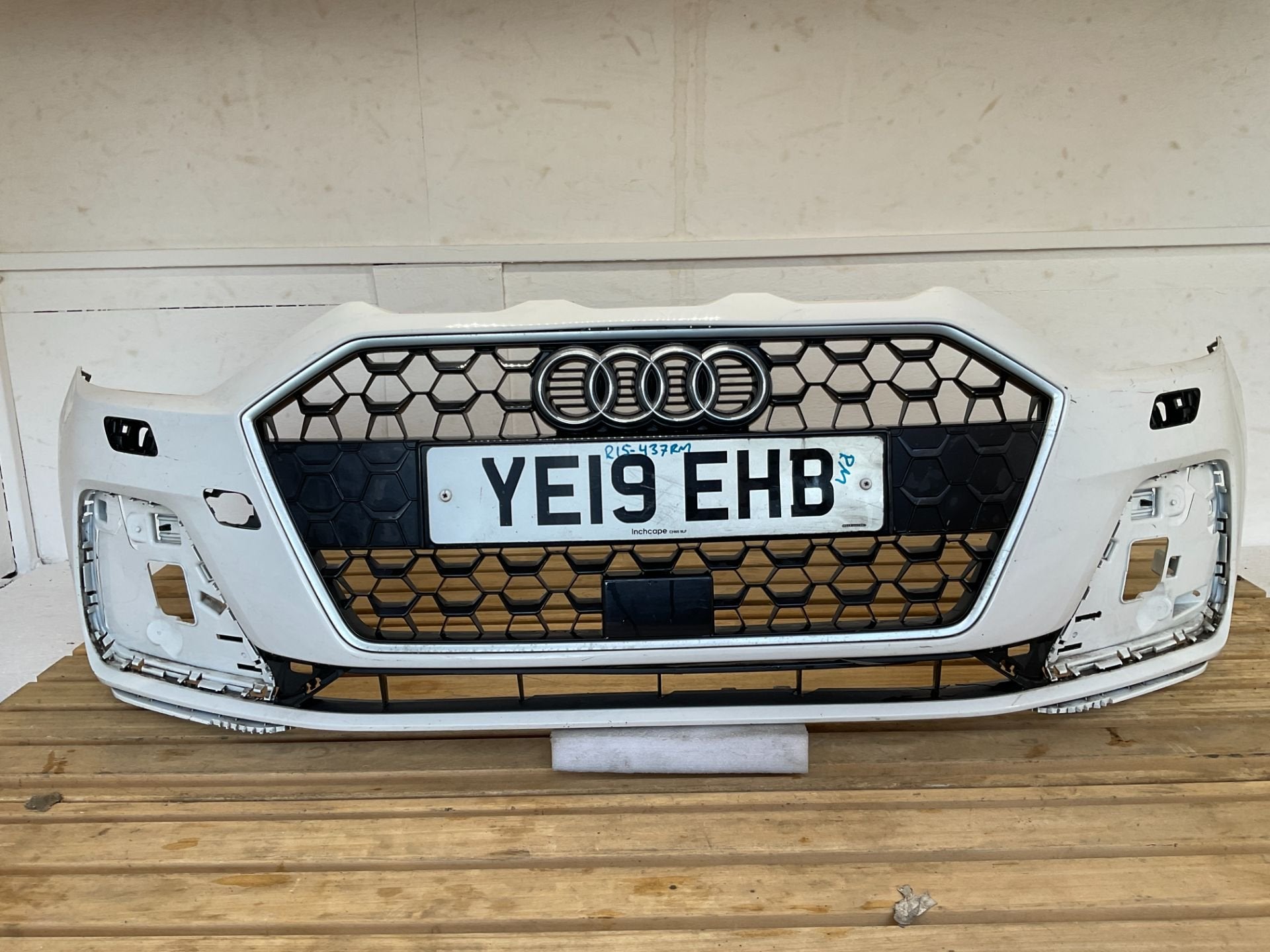 Bumper Audi A1 82A KLS 19-24 Voorbumper 82A807437A R15-437RM, Gebruikt, Voor, AUDI AG, Auto-Union-Strasse 1
85045  Ingolstadt, DE