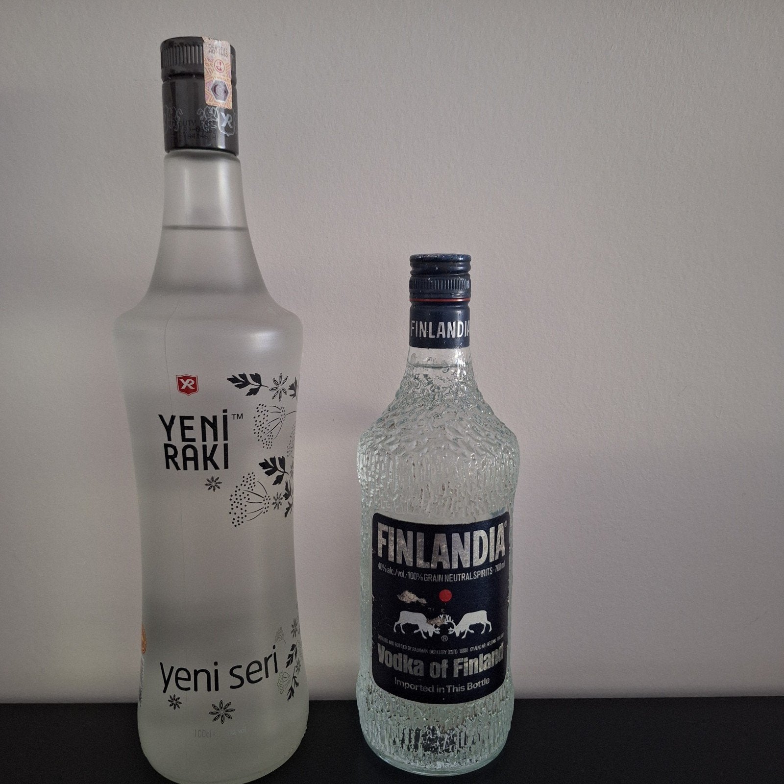 1 bouteille de la série Yeni Raki et 1 ancienne bouteille de, Collections, Enlèvement ou Envoi