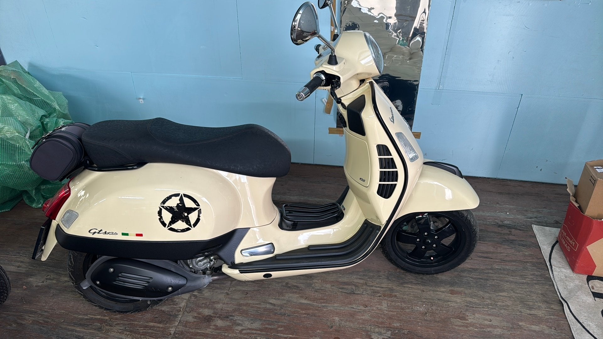 Vespa gts 125cc, Fietsen en Brommers, Scooters | SYM, Ophalen, Zo goed als nieuw