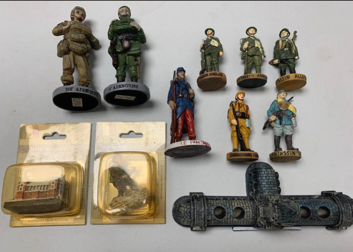 10 attributen militaria WW  - Collectors, Ophalen of Verzenden