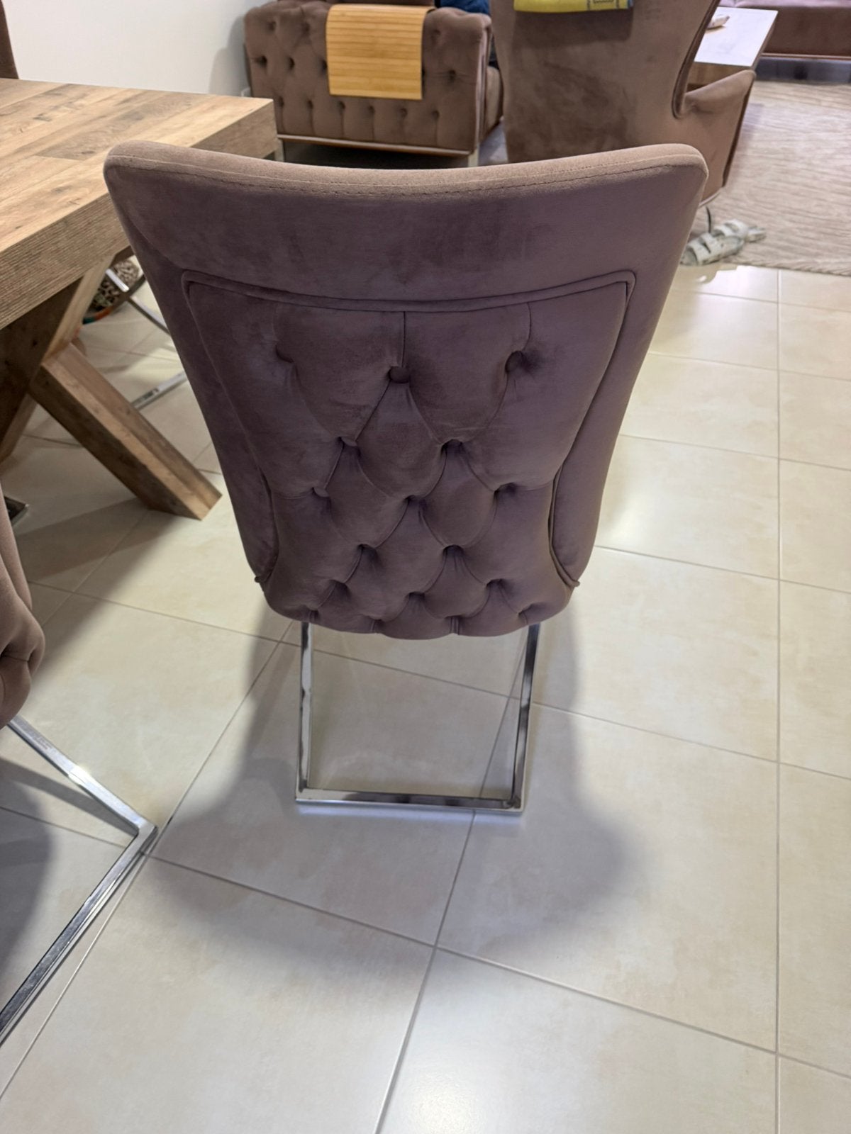 Chaises de couleur marron, table à manger en chêne, Enlèvement