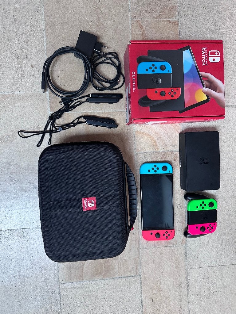 Nintendo Switch OLED + 2 Games, Enlèvement, Comme neuf