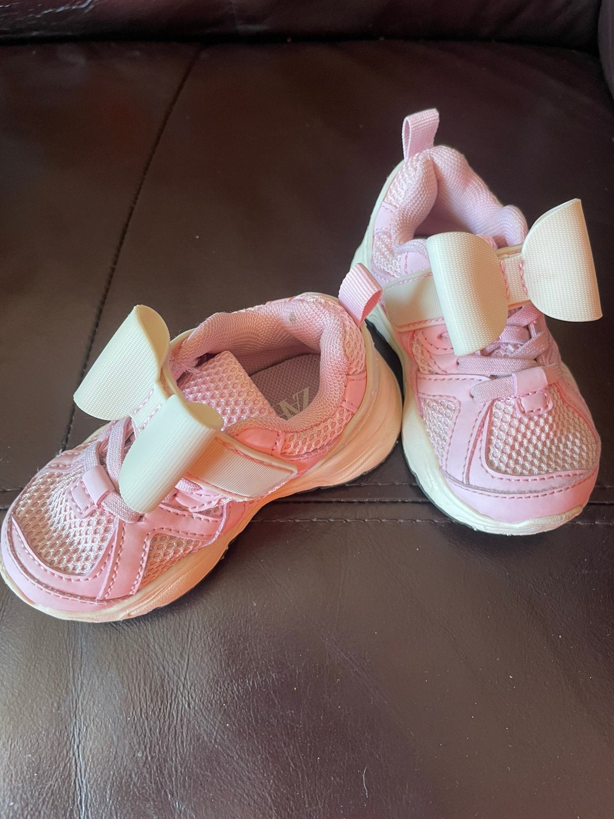 Baskettes Zara bebe fille (pointure 21) 16-24 mois, Enfants & Bébés, Enlèvement ou Envoi, Comme neuf, Chaussures, Fille