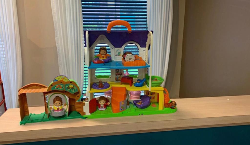 Vrolijke vriendjes huis + 4 poppetjes, Enlèvement ou Envoi, Utilisé