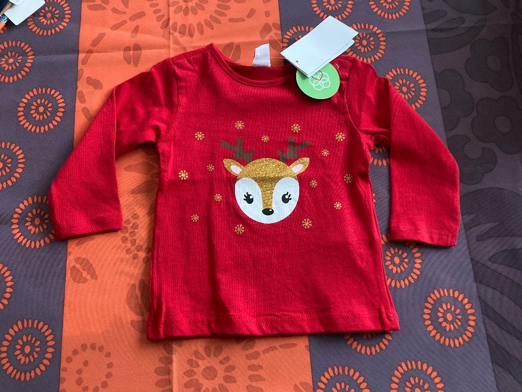 Nieuwe rode longsleeve ' hert ' - Maat 68, Kinderen en Baby's, Babykleding | Maat 68, Ophalen of Verzenden, Nieuw, Shirtje of Longsleeve