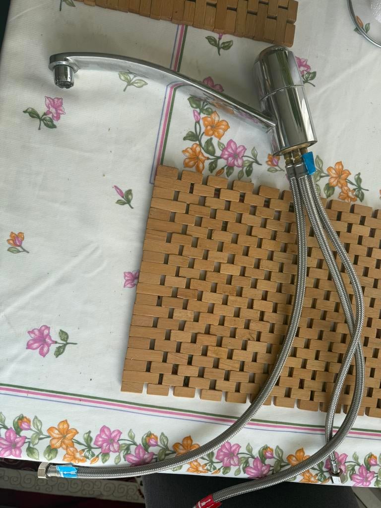 Eén keukenkraan, twee wastafelkranen, één badkraan,, Ophalen, Zo goed als nieuw