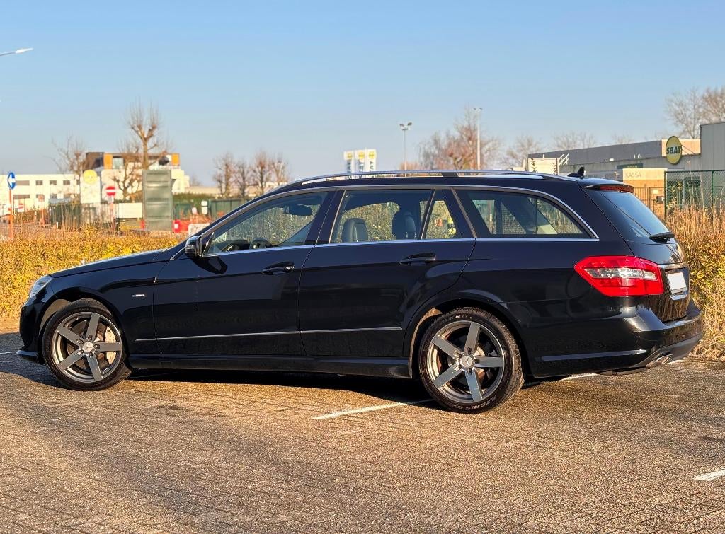Mercedes E500 break V8 (S212) - 408pk - Lichte Vracht - RWD, Auto's, Mercedes-Benz, Euro 5, Achterwielaandrijving, Zwart, Leder