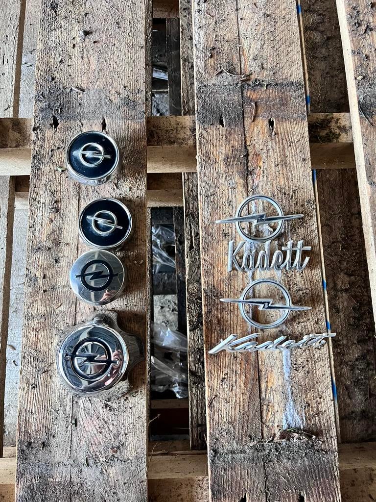 Opel kadett emblemen en opel wiel naaf dopen, Enlèvement, Utilisé, Opel