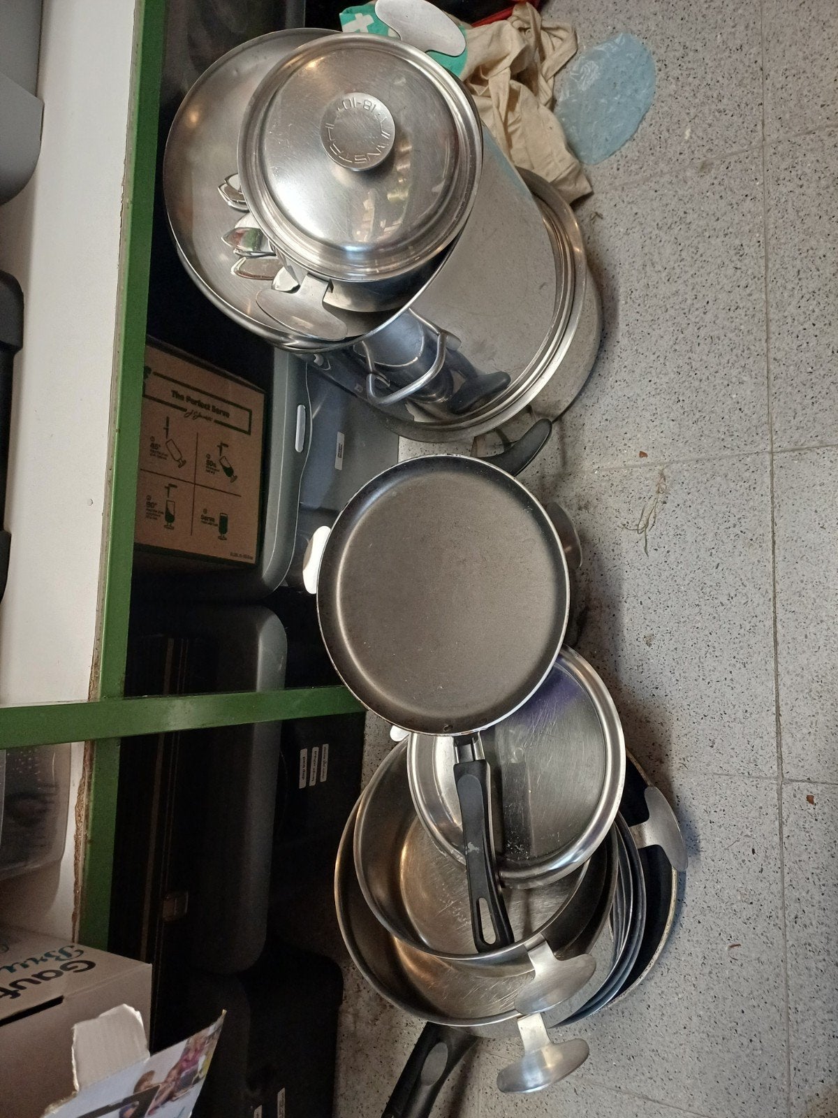 En passant à d'autres casseroles et poêles,, Enlèvement
